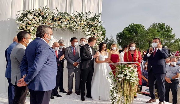 Siyasiler bu düğünde buluştu