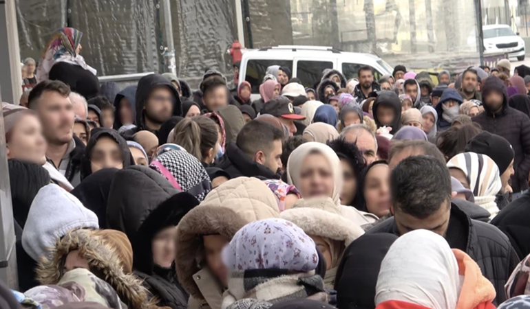 Soğuk havada 100 TL'lik alışveriş kuyruğu!