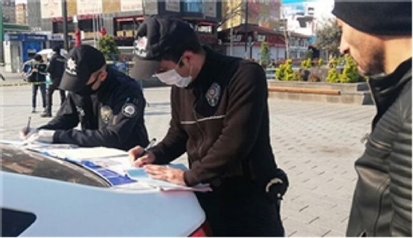 Sokağa çıkan yüzlerce kişiye ceza kesildi