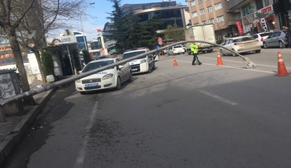 Sokak lambası devrildi, trafik durdu 