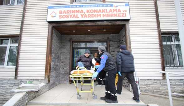 Sokakta kalan adamın yardımına Büyükşehir yetişti