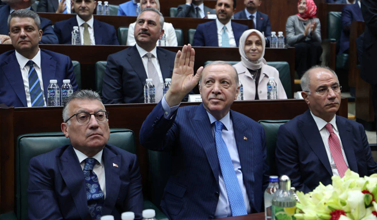 Son anketten AKP açık ara birinci mi çıktı?