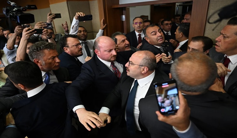 Sosyal medyada laf dalaşına girmekten Meclis’in yolunu unutan abim!