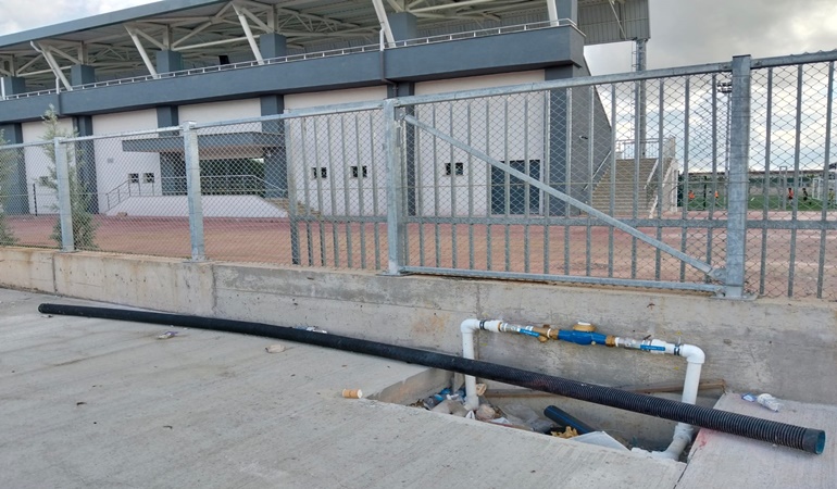 Spor tesislerindeki bu çukur, ayak kırar!