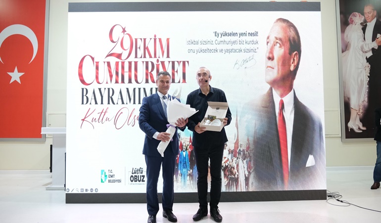 Sunay Akın, İzmitlilere Cumhuriyet’in kuruluş hikâyesini anlattı