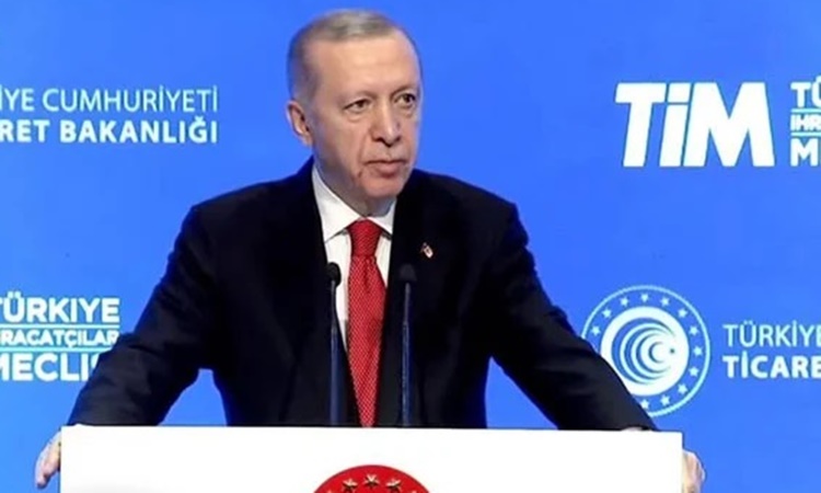 Suudluların Atatürk’e saygısızlığını görmezlikten gelip iki kulübü suçladı