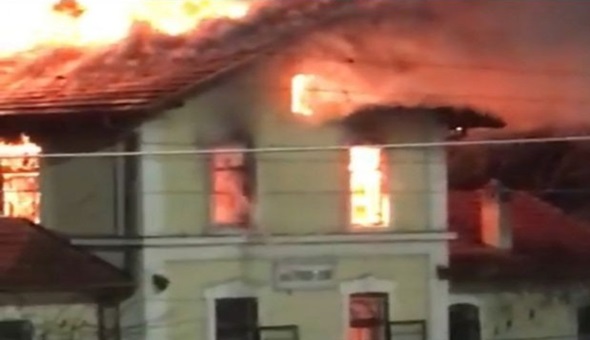 Tarihi gar binası cayır cayır yandı