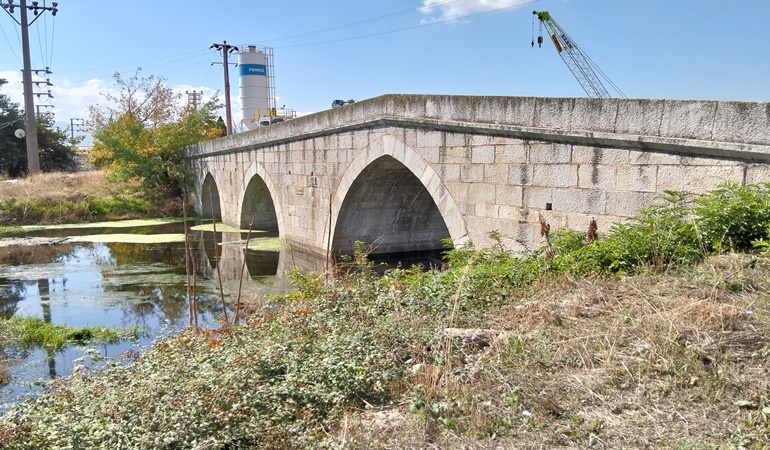 Tarihi köprü sahipsiz!