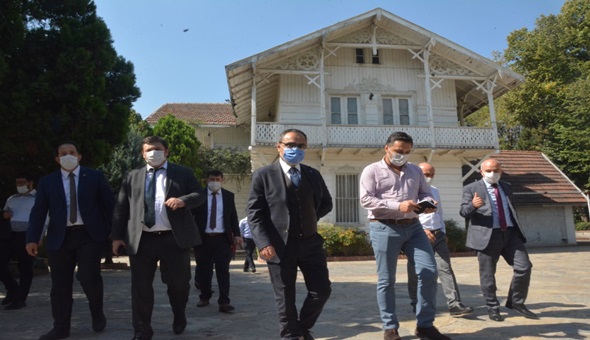 Tarihi müze ve kalede inceleme