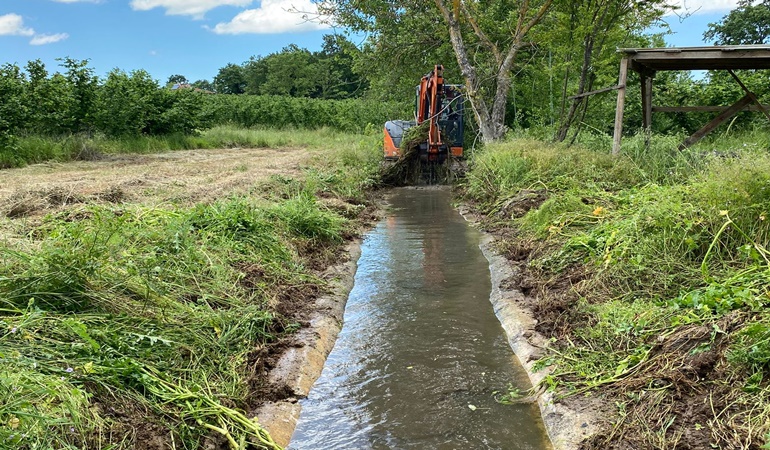 Tarlalara suyun kesintisiz ulaşması için sulama kanalları temizleniyor