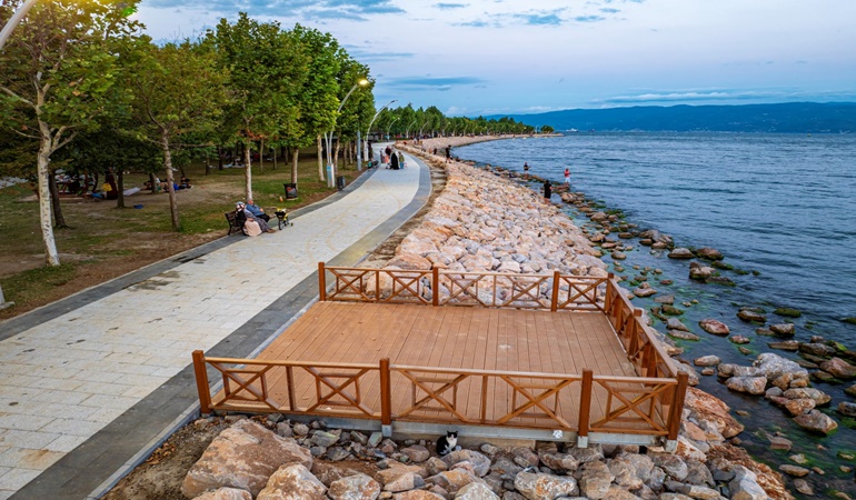 Tavşancıl Sahil Parkı göz kamaştırıyor