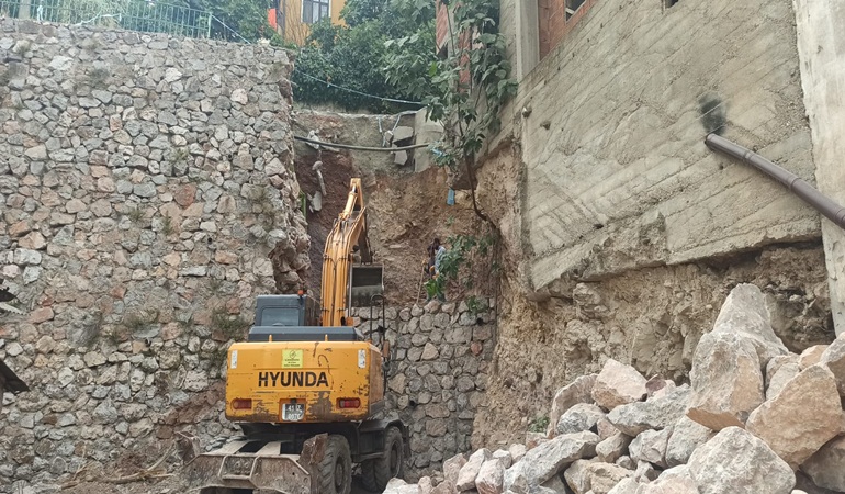 Tavşantepe’de çöken istinat duvarına müdahale