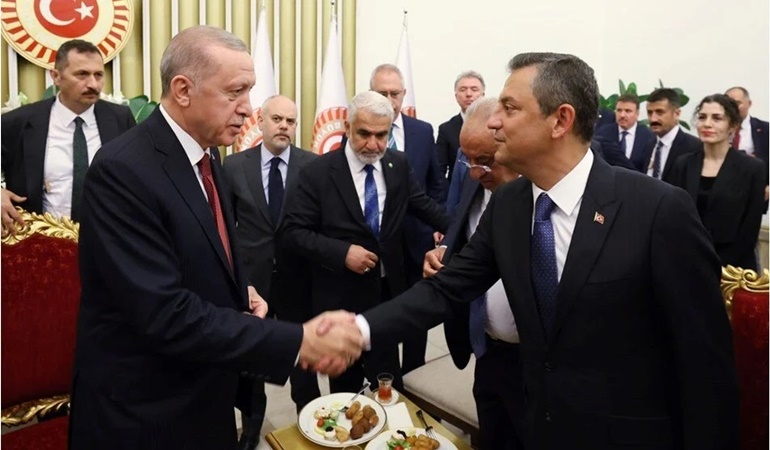 Tayyip Erdoğan bunu yaparsa Özgür Özel anayasayı değiştirelim mi diyecek?