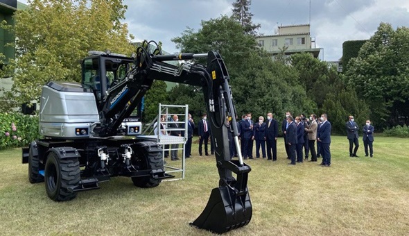 Tayyip Erdoğan Kocaeli'de yerli ekskavatörü kullandı