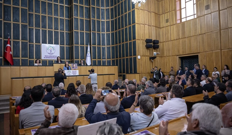 TBMM'de Apo sloganları atıldı