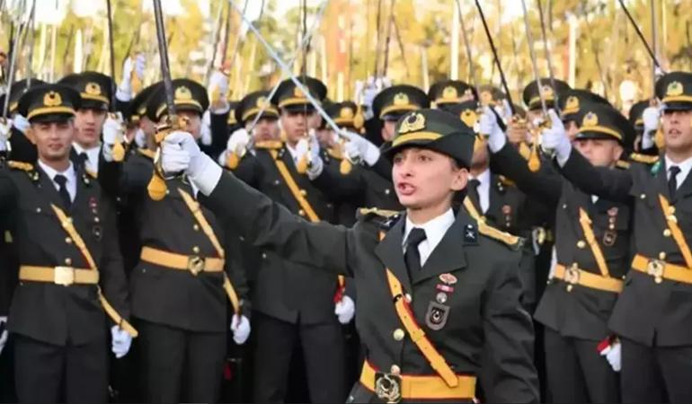 Teğmenlerin komutanı görevine iade edildi