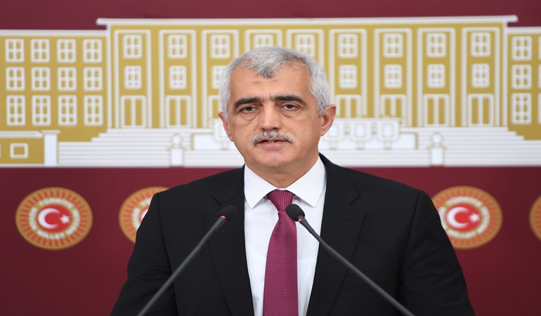 Tehditlere boyun eğecek olsak bu yollara çıkmazdık