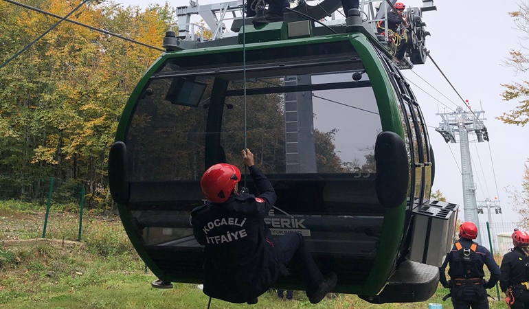 Teleferik kabinleri iki direk arasında yolcularla birlikte durdu