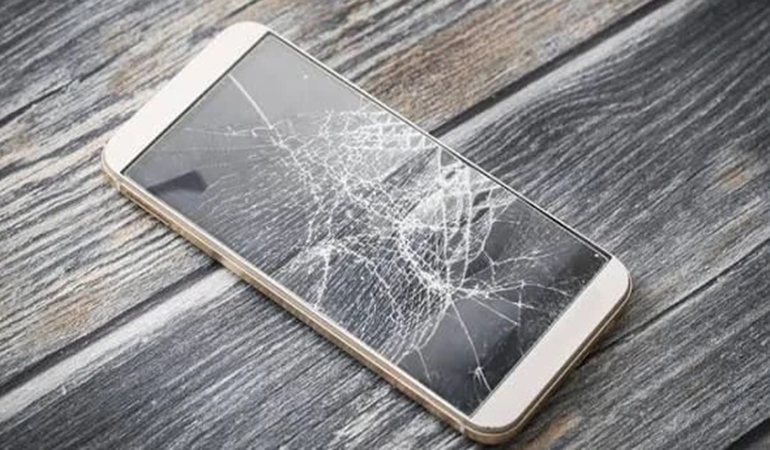 Telefonlarını çekiçle paramparça ediyorlar