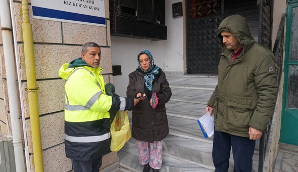 Temizlik işçisi, bulduğu cüzdanı sahibine ulaştırdı