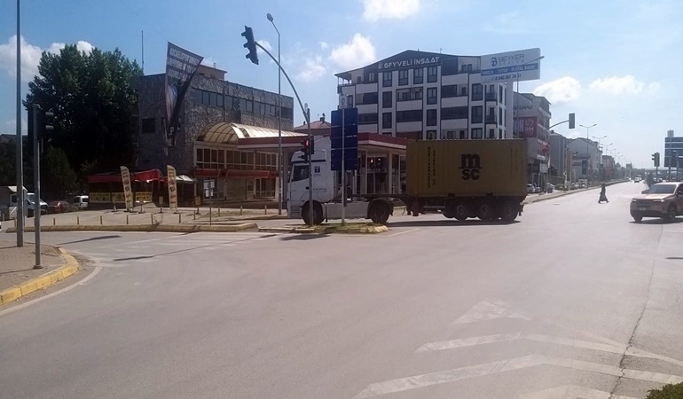 Tır girişi yasak, uyan ve denetleyen yok