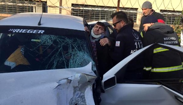 Tır ile otomobil çarpıştı, sıkışan şoförü itfaiye kurtardı