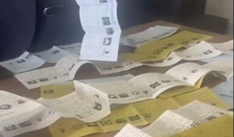 Toplu halde AKP'ye basılmış oy pusulaları bulundu