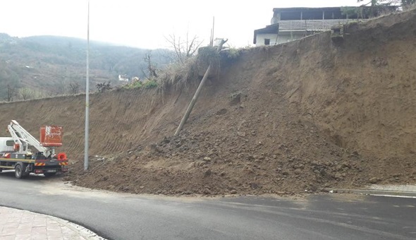 Toprak kaydı, elektrik direği devrildi