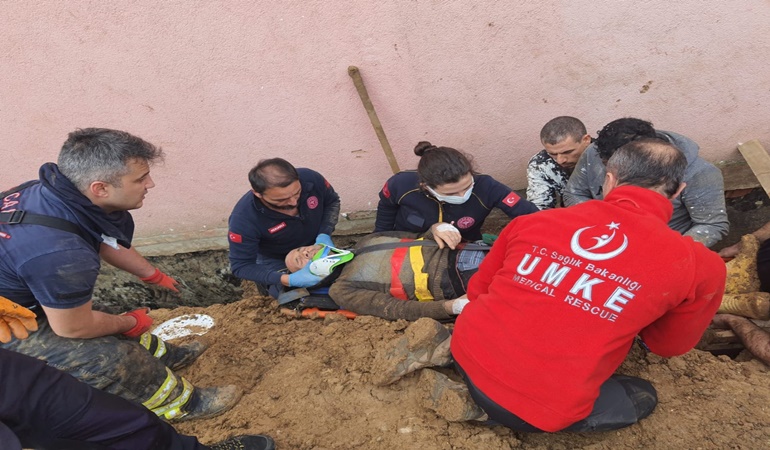 Toprak kaydı, işçi göçük altında kaldı
