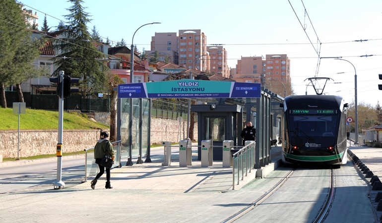 Tramvay hattında 6 durağın tabelası asıldı