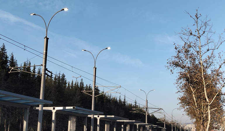 Tramvay hattında aydınlatma lambaları gündüz de yanıyor