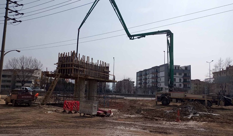 Tramvay hattında kiriş imalatı sürüyor