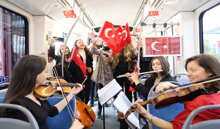 Tramvayda 19 Mayıs coşkusu