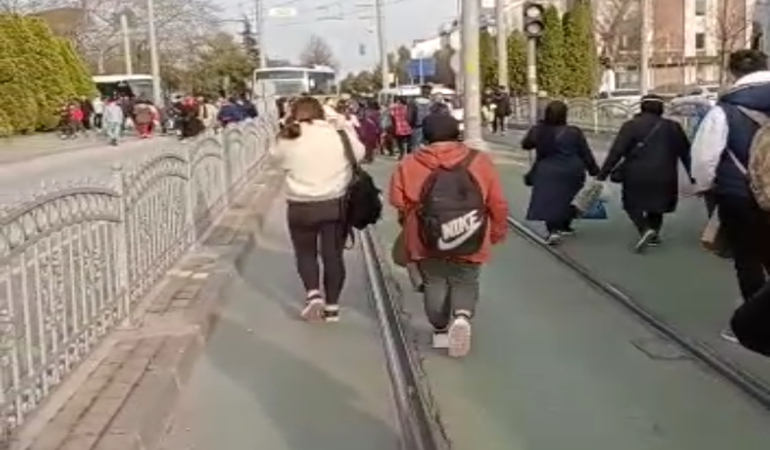 Tramvayın telleri koptu seferler durdu