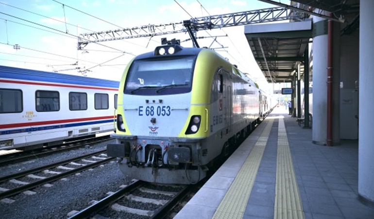 Tren istasyonları açılmadı, seferler yetersiz