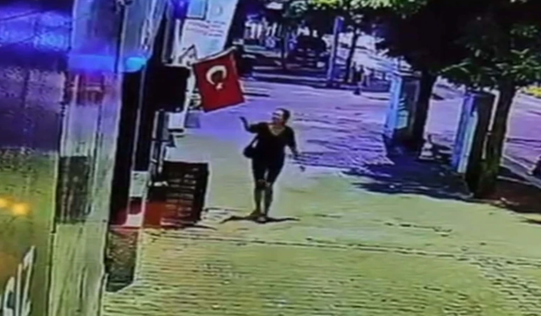 Türk bayrağına saldırı kameraya takıldı
