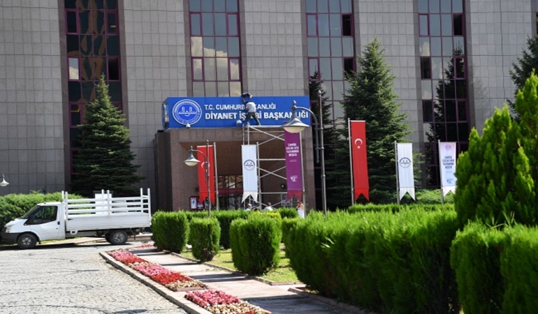 Türk hacıları ihbar edenle, eşi-dostu kurasız gönderen aynı Diyanet