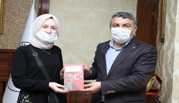 Türkiye birincisi Ayşenur, Başkan Şayir’in konuğu oldu