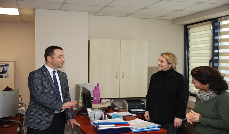 Tutuş, belediye binasına girerek personele çiçek dağıttı