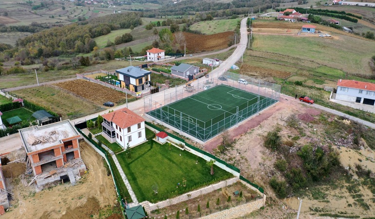 Üç köye futbol sahası