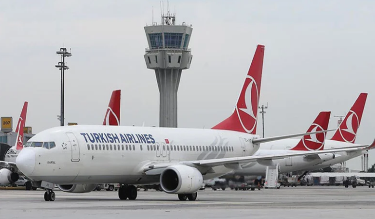 Uçakta namaz kılmak riskli diyen pilot işten atıldı