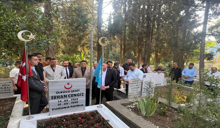 Ülkücü şehit Erhan Cengiz kabri başında dualarla anıldı