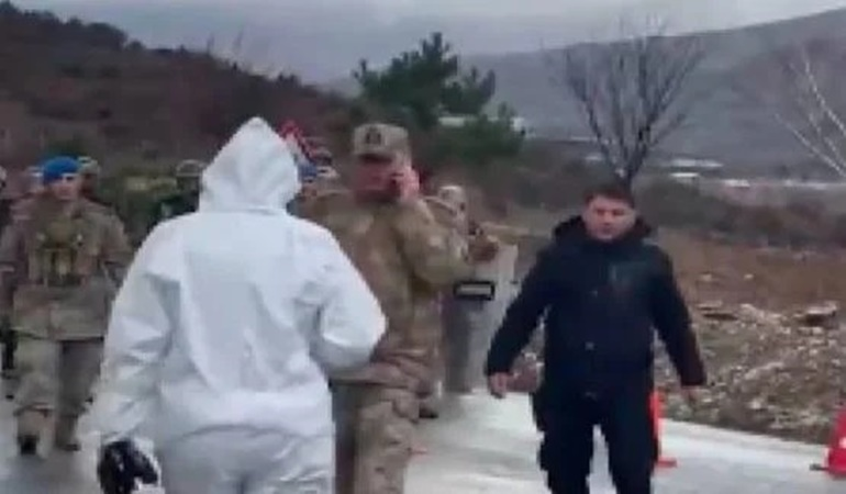 Ümit Özdağ özel maske ve kıyafetlerle Erzincan'a gitti