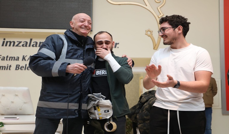 Ünal Özmural gençlere teşekkür etti