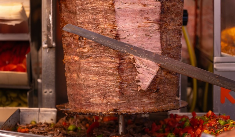 Ünlü dönerci gramajı düşürüp kar oranını katlıyor