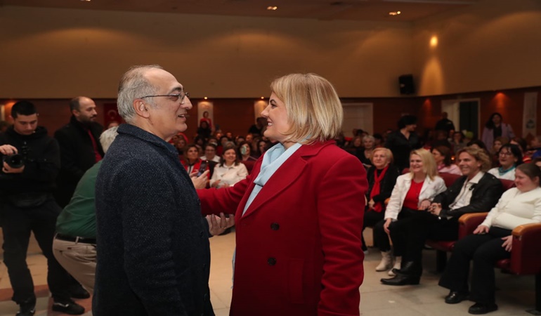 Ünlü sanatçı Soner Arıca 1000 Kadın Korosu için İzmit'e geldi