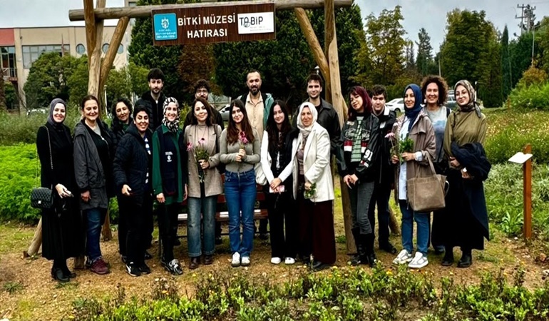 Üsküdar Üniversitesi öğrencileri Arslanbey’de yetiştirilen 41 çeşit bitkiyi inceledi