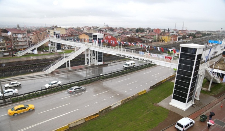 Üstgeçitlerdeki merdivenleri ve asansörleri bozuyorlar