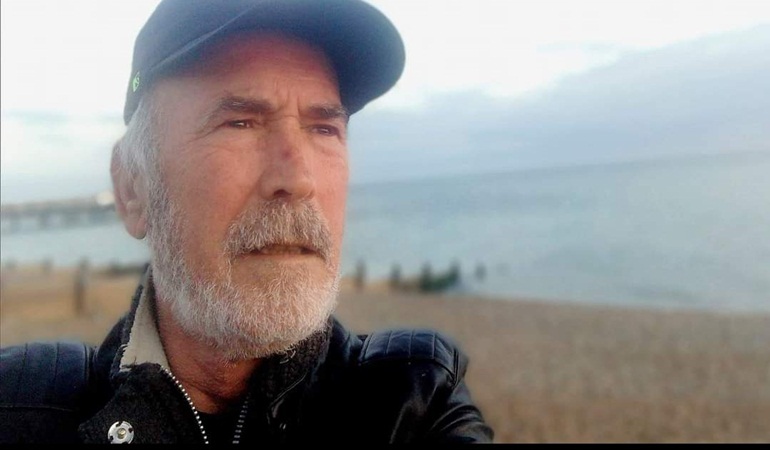 Vacit Çelik şiir kitabını imzalıyor