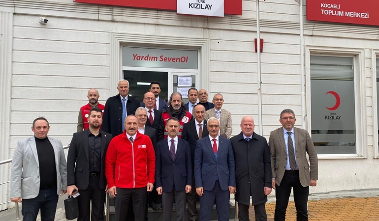 Vali Aktaş, Gebze’deki Sosyal Market’e gitti